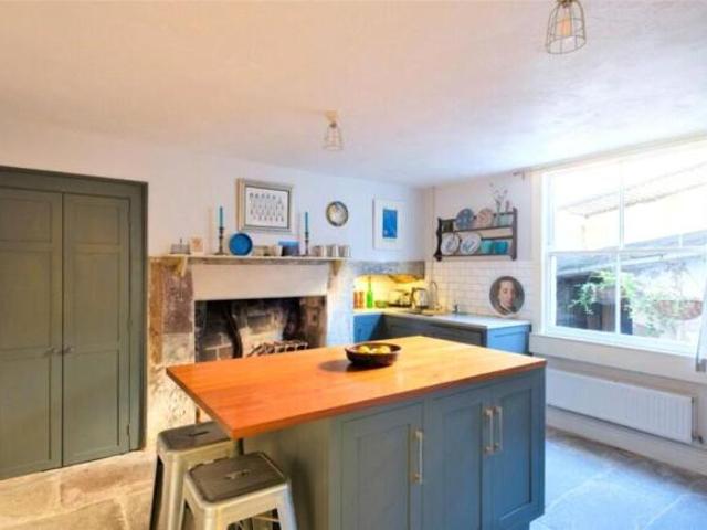 Cottage for rent in Cat Hill, England