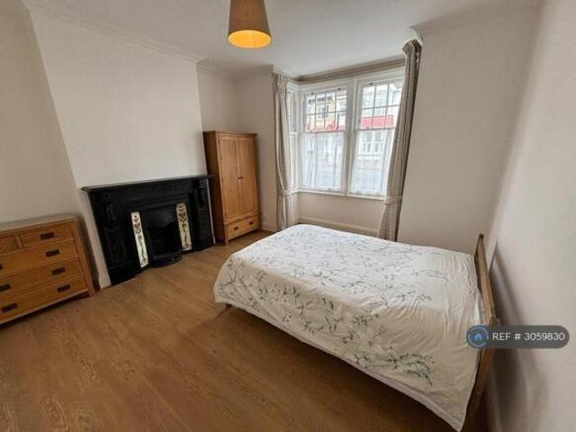 Cottage for rent in Cat Hill, England