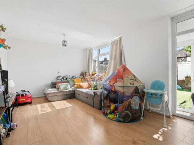 Cottage for rent in Tooting, Greater London
