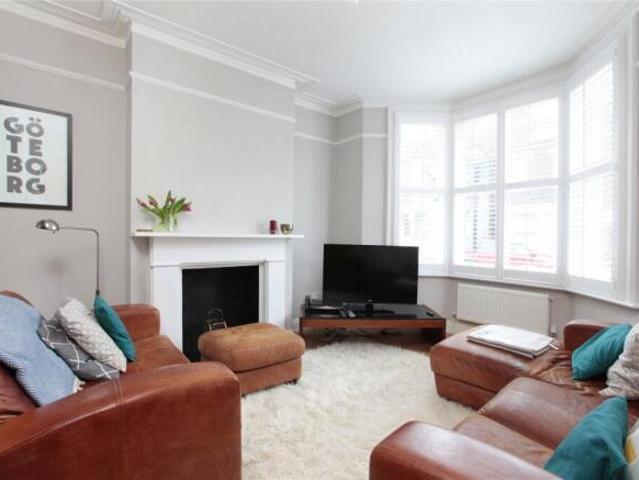 Cottage for rent in Battersea, Greater London