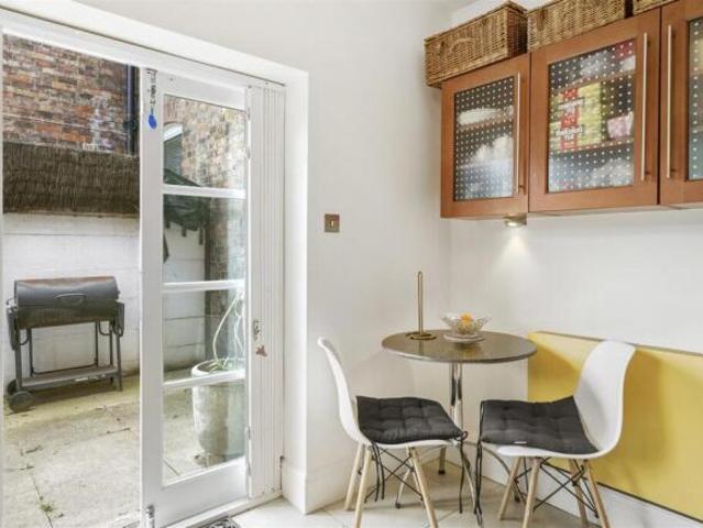 Cottage for rent in Cricklewood, Greater London