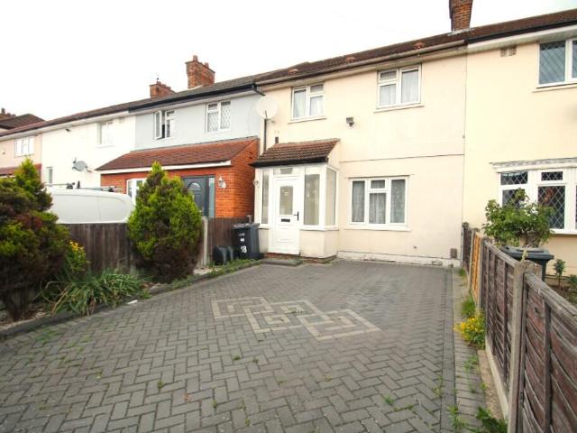 Terraced House for rent in Ilford