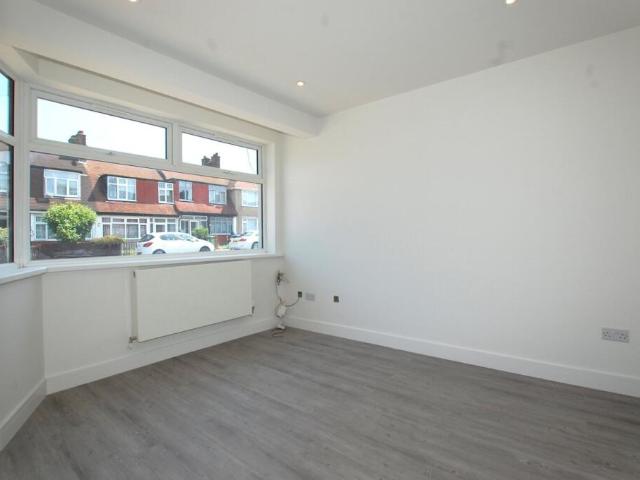 Terraced House for rent in Bromley