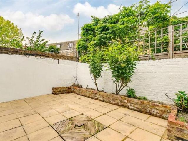 Cottage for rent in Fulham, Greater London