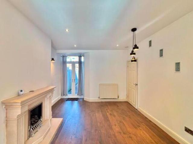 Cottage for rent in Swinton Park, Salford