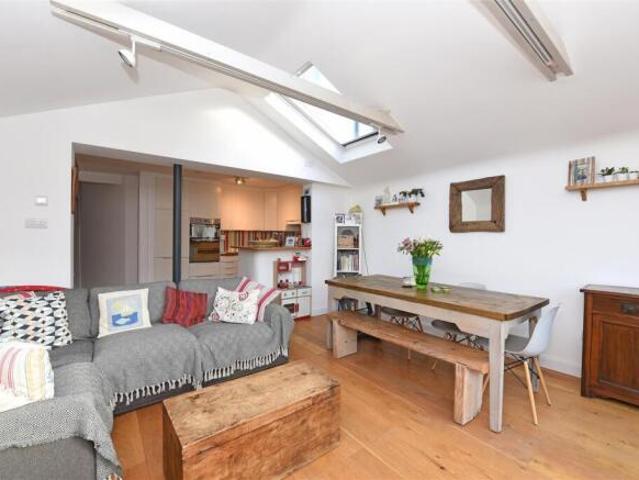 Cottage for rent in Barnes, Greater London