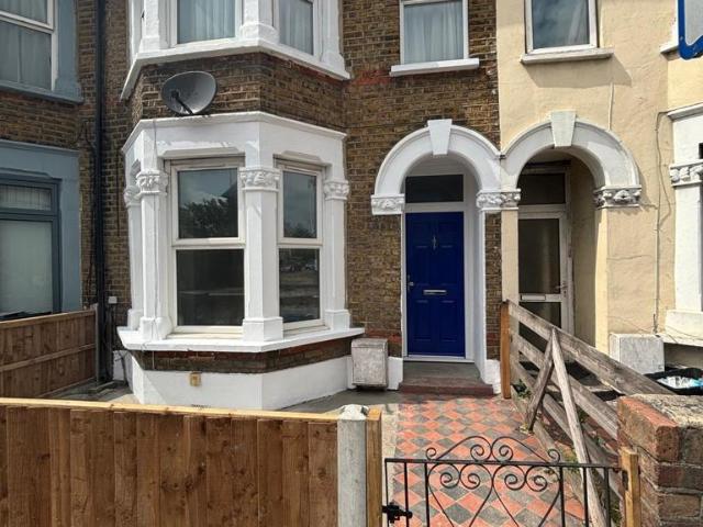 Terraced House for rent in Ilford