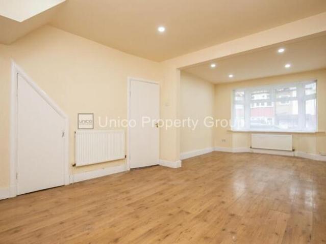 Cottage for rent in Beckton, Greater London