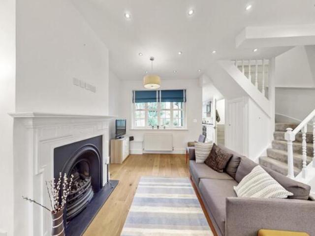 Cottage for rent in Greater London