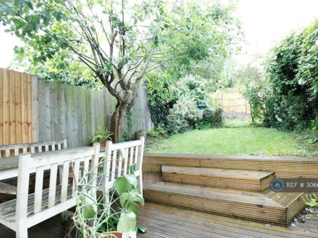 Cottage for rent in Cat Hill, England