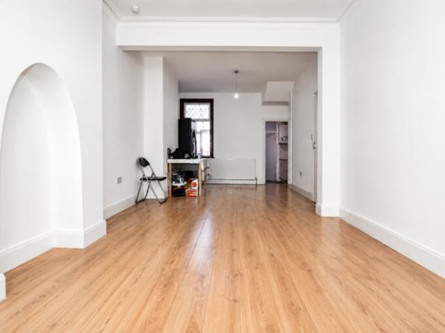 Cottage for rent in East Ham, Greater London