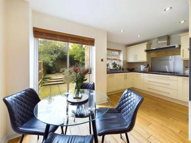 Cottage for rent in Teddington, Greater London