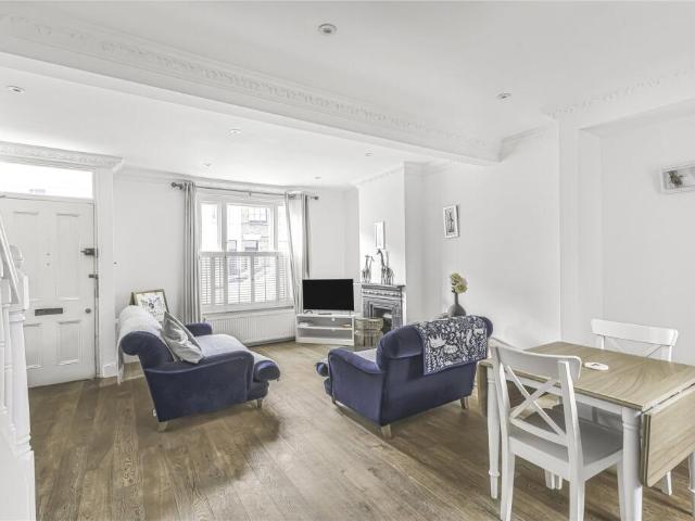 Terraced House for rent in Fulham