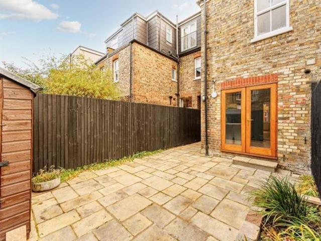 Cottage for rent in Greater London