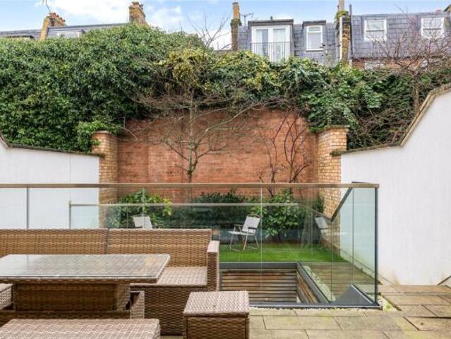 Cottage for rent in Fulham, Greater London