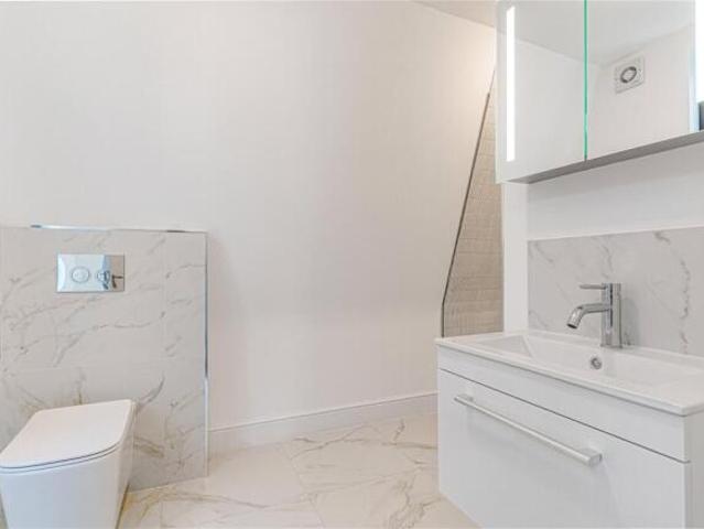 Cottage for rent in Greater London