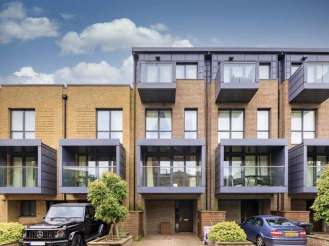 Terraced House for rent in London