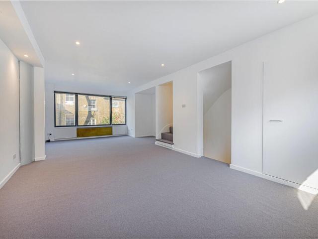 Terraced House for rent in Kensington