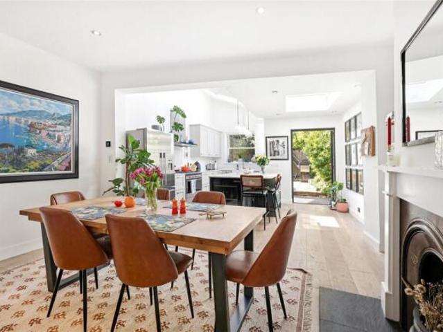 Cottage for rent in Chiswick, Greater London