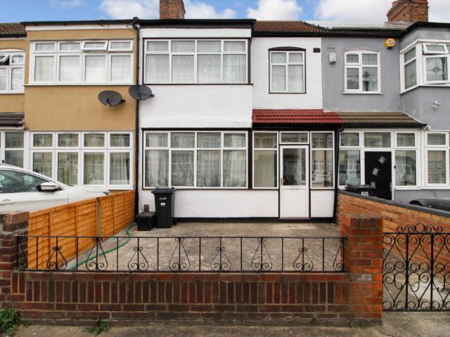 Terraced House for rent in Ilford