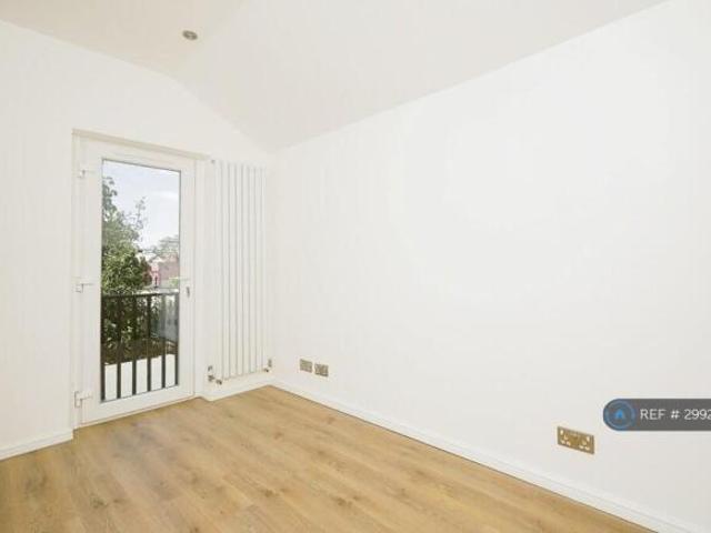 Cottage for rent in Cat Hill, England