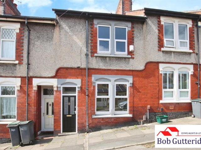 Terraced House for rent in Stoke