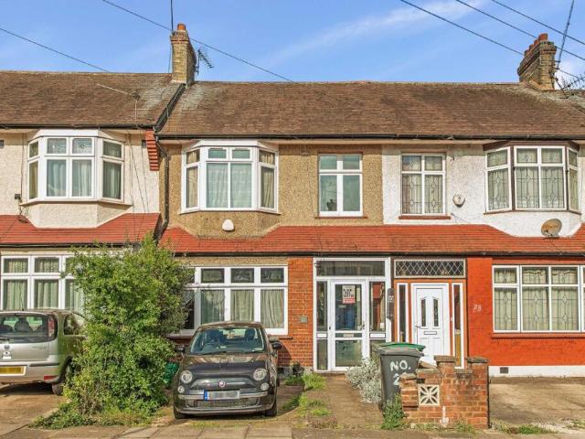 Terraced House for rent in London