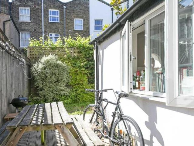 Cottage for rent in Cat Hill