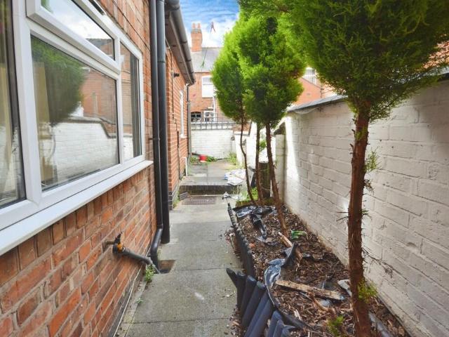 Terraced House for rent in Leicester