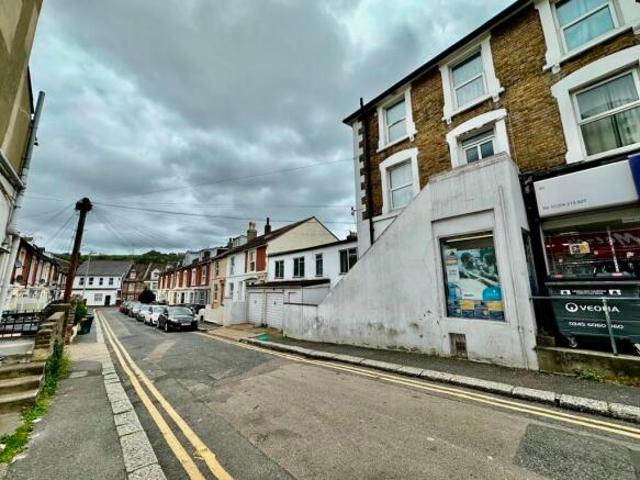 Cottage for rent in Tower Hamlets, Ash