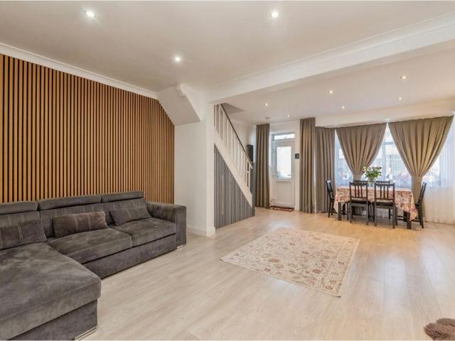 House for sale in South Hornchurch, Greater London
