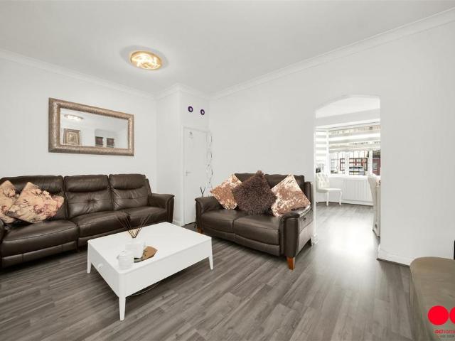 House for sale in South Hornchurch, Greater London