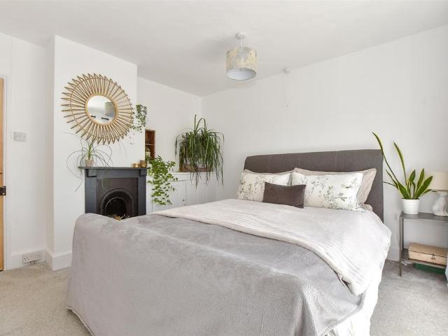 House for sale in Gurnard Marsh, Gurnard
