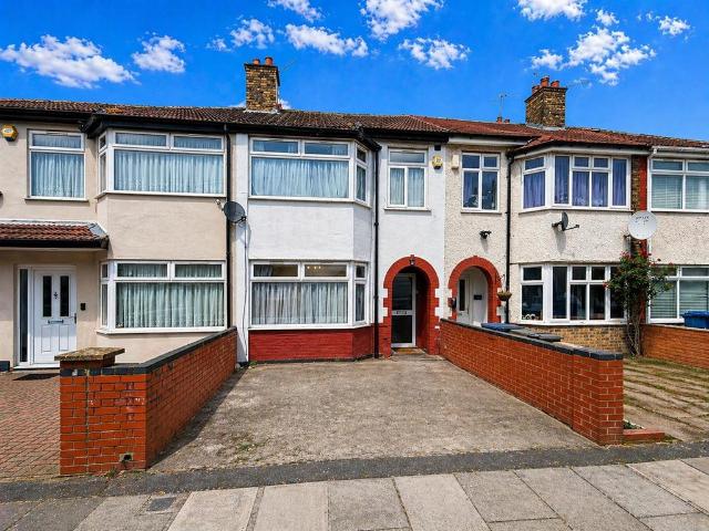 House for sale in London Borough of Ealing, Greenford