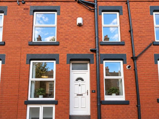House for sale in Hyde Park, West Yorkshire