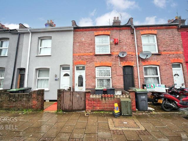 House for sale in Spring Park, Luton