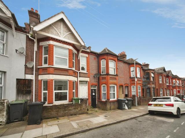 House for sale in Spring Park, Luton