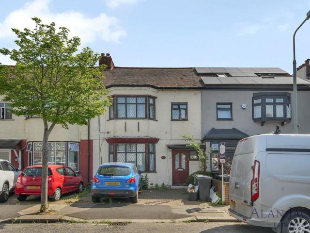 House for sale in Newbury Park, Greater London