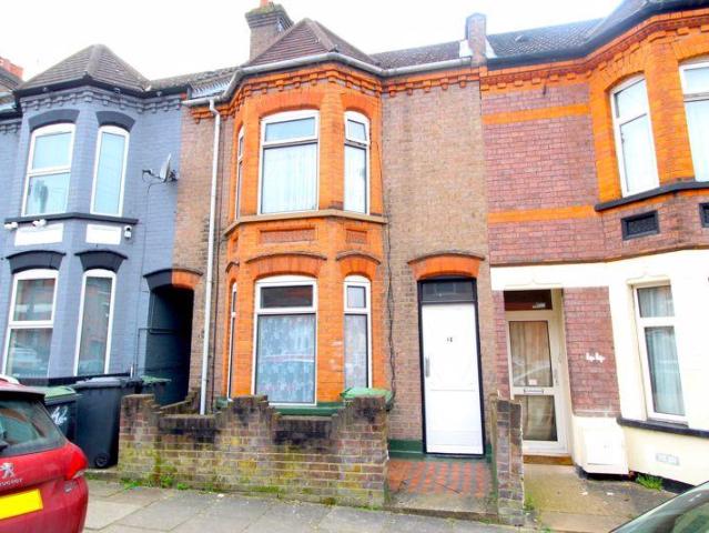 House for sale in Spring Park, Luton