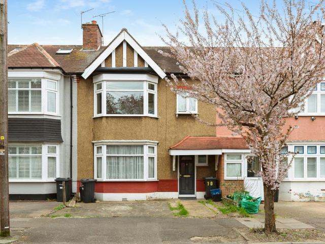 House for sale in Newbury Park, Greater London
