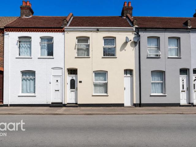 House for sale in Spring Park, Luton