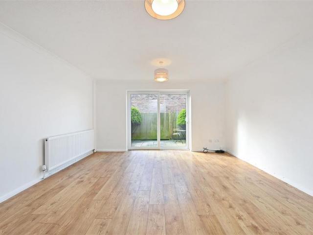House for sale in Bohemia, Guestling Green