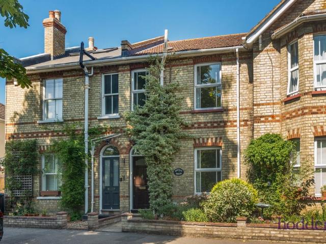 House for sale in Chertsey, Runnymede