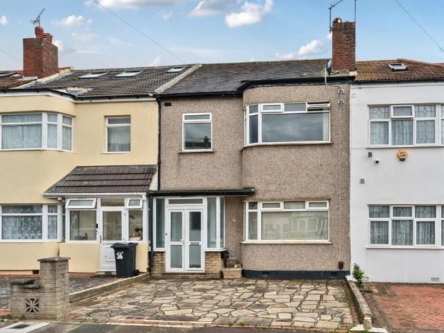 House for sale in Newbury Park, Greater London