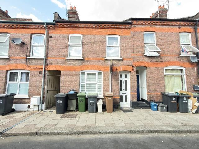 House for sale in Spring Park, Luton