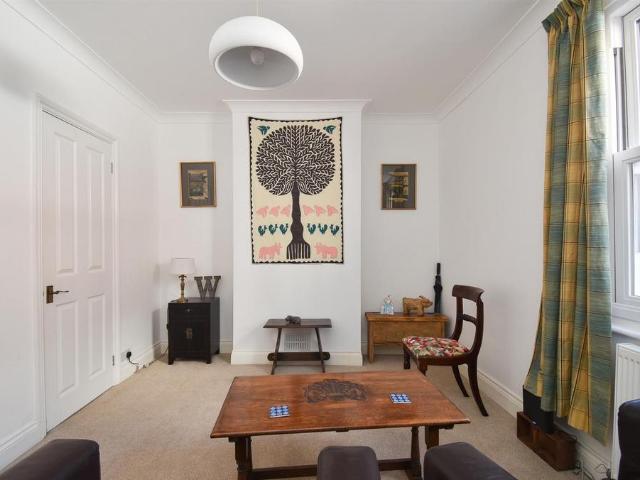 House for sale in West Marina, Guestling Green
