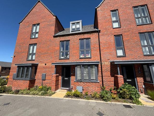 House for sale in Houghton Regis, Bedfordshire