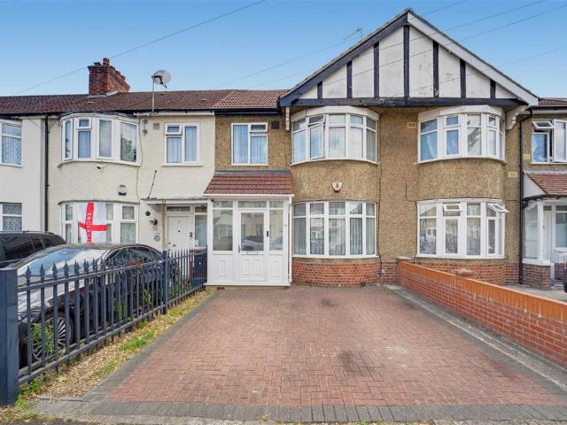 House for sale in London Borough of Ealing, Greenford