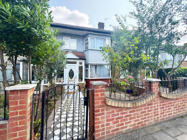 House for sale in Newbury Park, Greater London