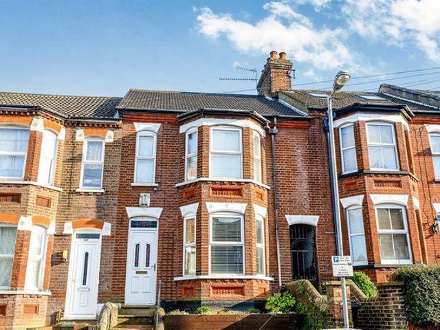 House for sale in Spring Park, Luton